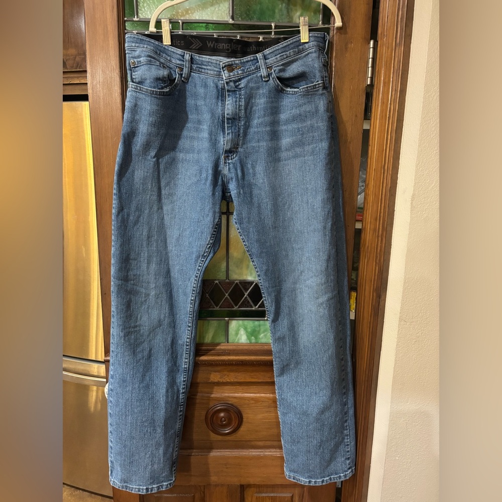 Wrangler Men’s Light Blue Straight-Leg Jeans